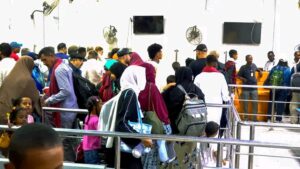 وصول 50 مواطنًا سودانيًا عائدين طوعًا من موريتانيا إلى بورتسودان
