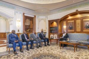وزير المالية ينقل رسالة خطية من البرهان إلى سلطان عمان