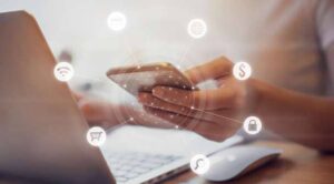 الخدمات المصرفية عبر الإنترنت تمكن المستخدم من النفاذ إلى حسابه عبر الموقع الإلكتروني وإدارة أمواله، بدون تطبيق.