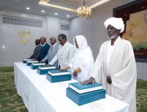 أعضاء المحكمة الدستورية يؤدون القسم أمام  رئيس مجلس السيادة السوداني 